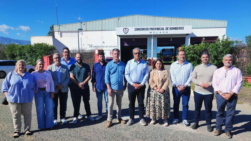 Alcaldes y alcaldesas de Fuente de Piedra, Cuevas Bajas, Mollina, Alameda y Humilladero junto a diputados provinciales del PSOE y de Con Málaga junto al retén de bomberos de Antequera.
