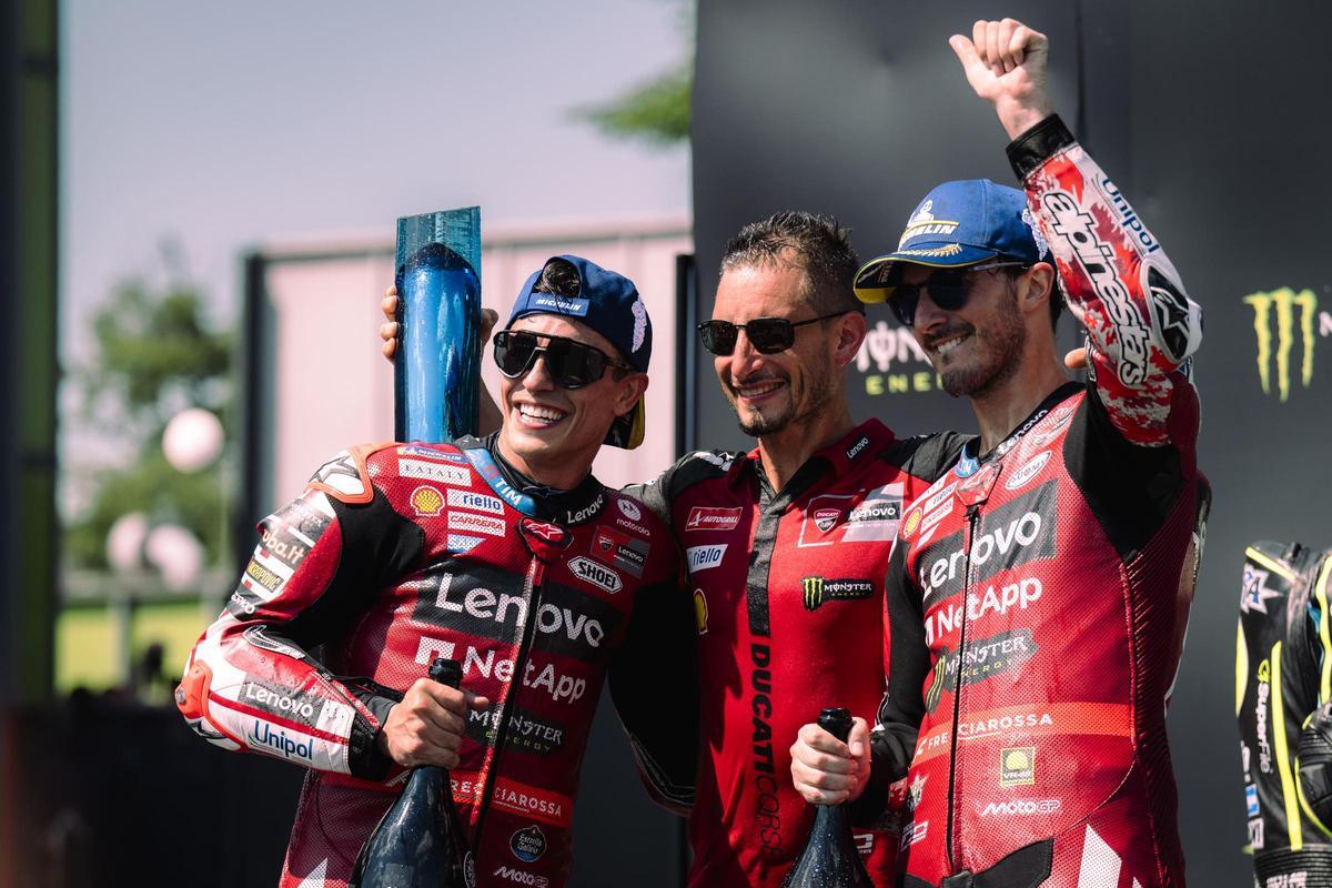 Marc Márquez y Pecco Bagnaia se fotografian, en Brno, junto a Manuel Poggiali, su entrenador en el Lenovo Ducati.r