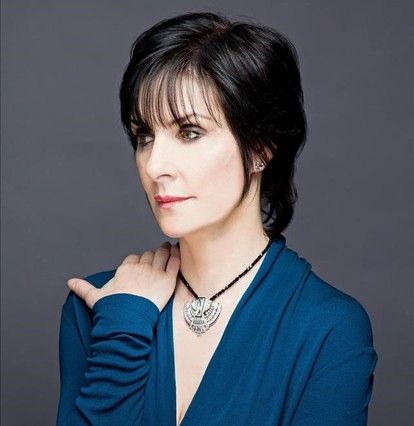 31 cosas que demuestran que Enya es la mujer más rara del mundo