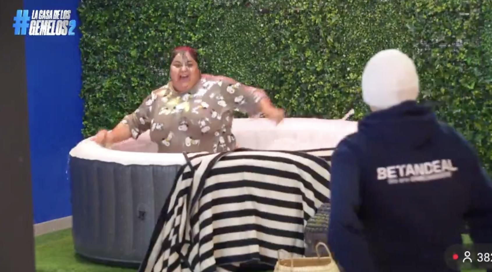 La falete saltando al jacuzzi de la casa