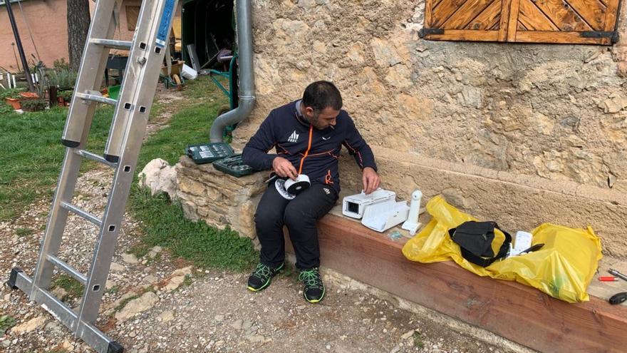 Moment de la instal·lació de la càmera 4K al refugi Lluís Estasen del Pedraforca 