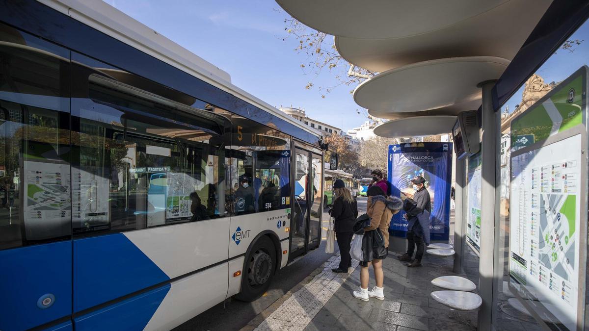 VÍDEO | La EMT de Palma implanta por primera vez el pago con tarjeta bancaria en los autobuses