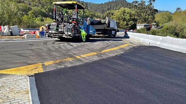 Trabajos de asfaltado en la intersección.