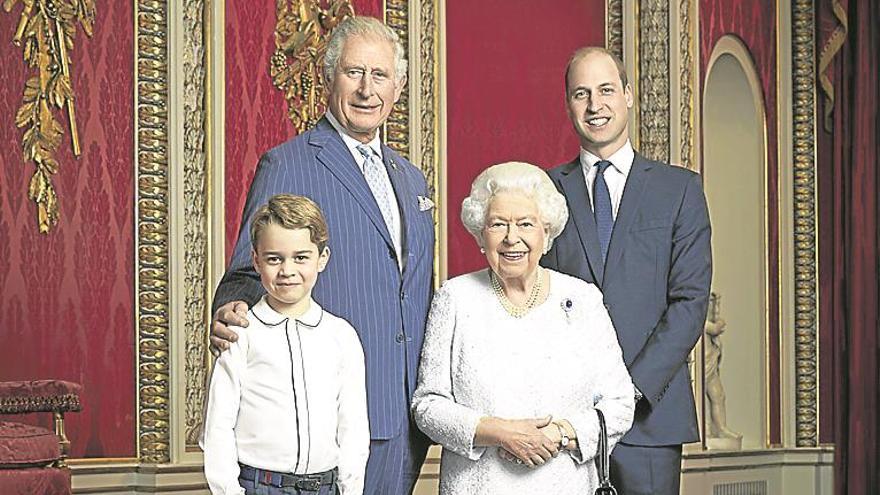 Isabel II posa junto a sus tres herederos