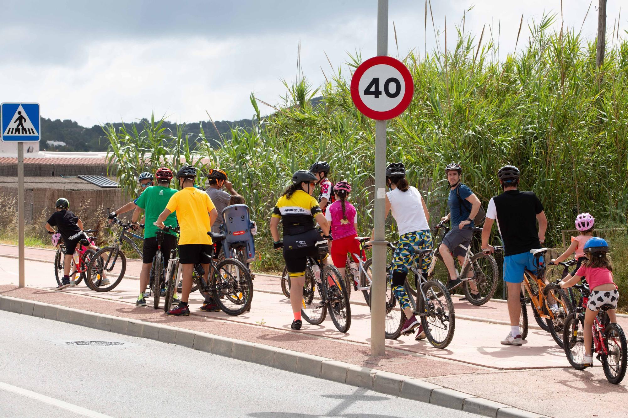 Una ‘bicicletada’ en Jesús reúne a 40 personas para exigir mejoras en la conectividad