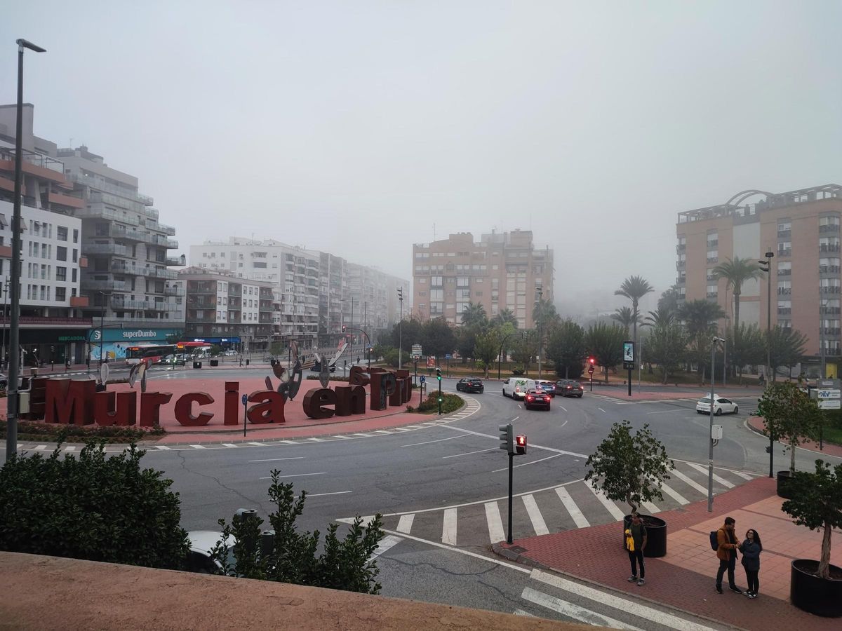 Niebla sobre la ciudad de Murcia, este viernes por la mañana.