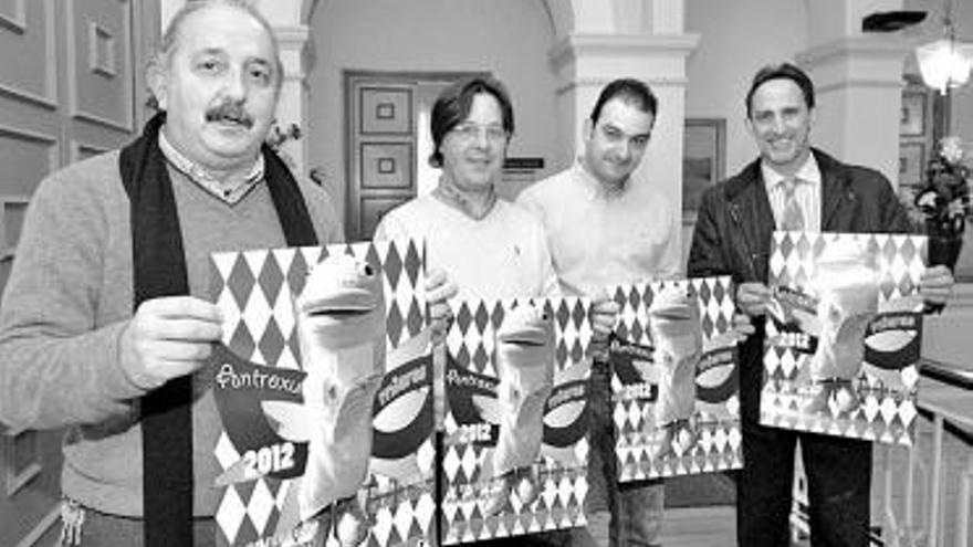 Por la izquierda, Roberto Rodríguez (PSOE), Enrique Fernández (Foro), Manuel Ángel Álvarez (IU) y José Manuel Rodríguez (PP), con el cartel del Carnaval.