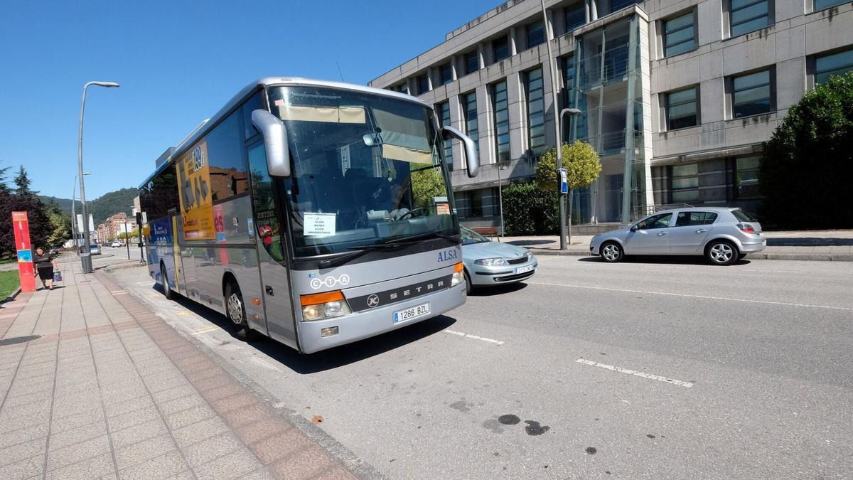 Un autobús en el entorno de campus de Mieres.