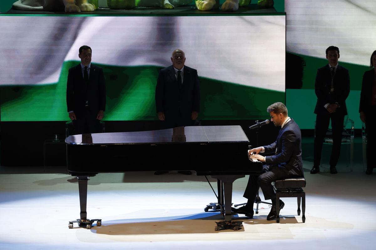 El cantante Pablo Alborán, que ha recibido la Medalla de Andalucía a las Artes, durante su actuación en el acto institucional de entrega de las distinciones de Hijo/a Predilecto/a y las Medallas de Andalucía, este viernes en Sevilla.
