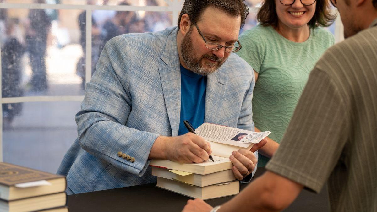 Brandon Sanderson, firmando ejemplares en Avilés