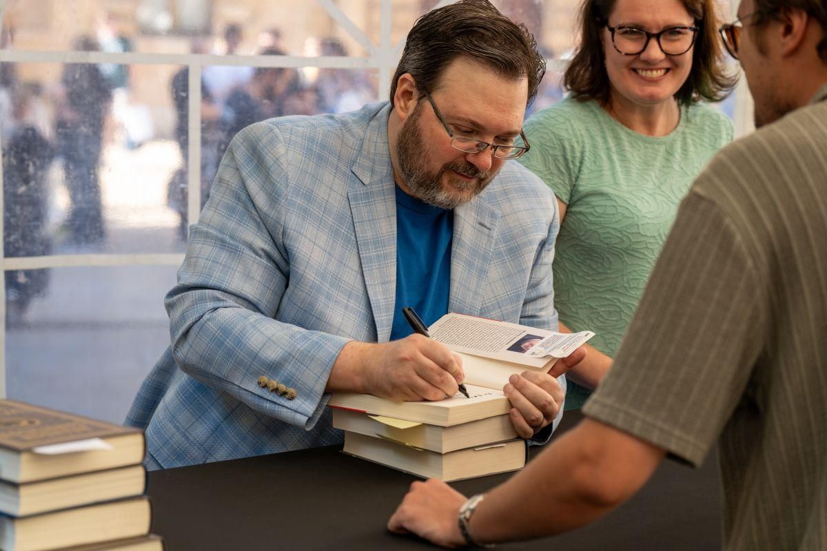 Brandon Sanderson, firmando ejemplares en Avilés