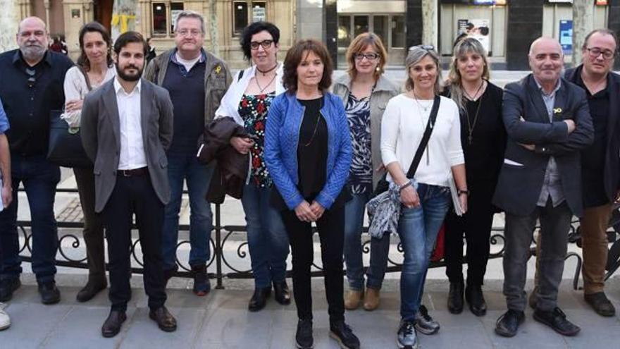 Foto de família amb els escriptors i escriptores al Passeig, ahir a la tarda, moments abans que presentessin les seves respectives publicacions a la Biblioteca del Casino