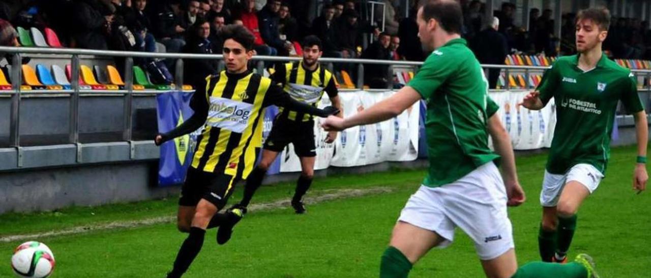 El equpo aurinegro sigue teniendo la zona de permanencia a tiro de tres puntos. // I. Abella