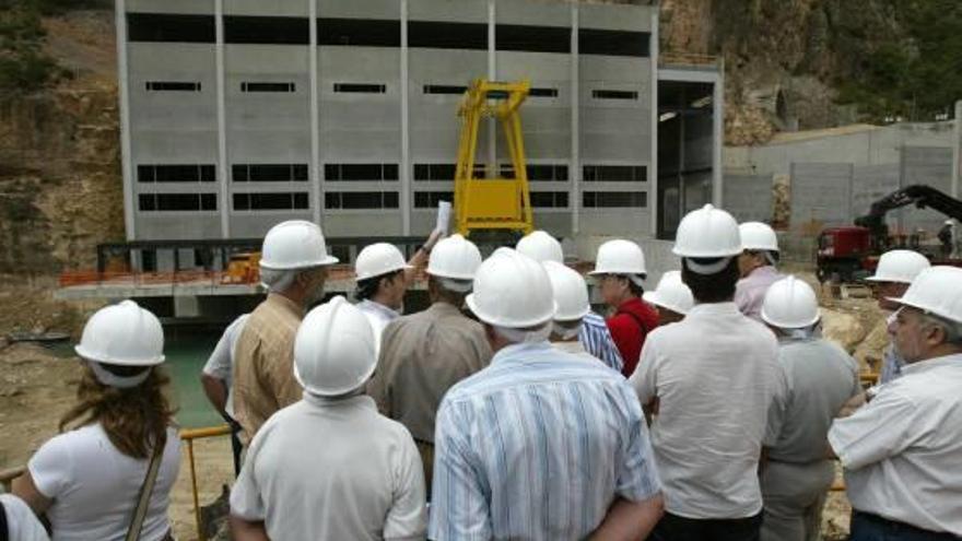 Regantes y alcaldes de la provincia observan la toma de Cortes de Pallás, clausurada en 2005.