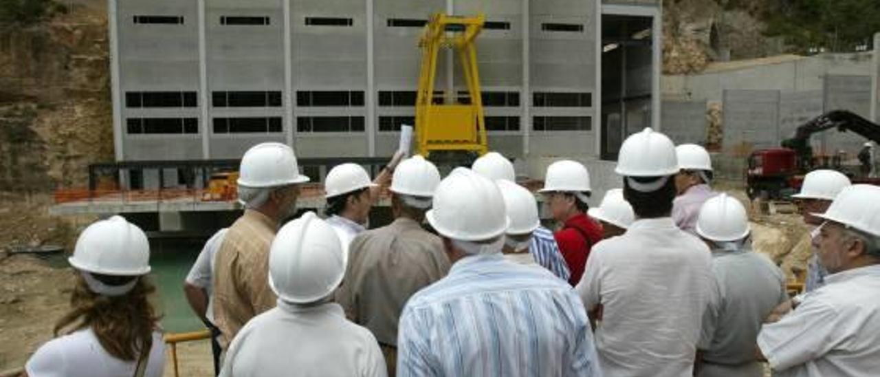 Regantes y alcaldes de la provincia observan la toma de Cortes de Pallás, clausurada en 2005.