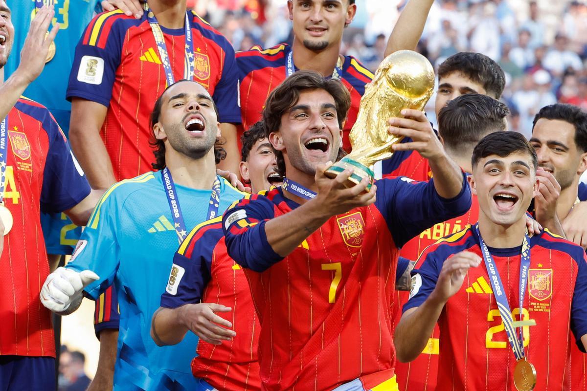 Ferran Torres, con la Copa del Mundo conquistada en la final frente a Argentina.