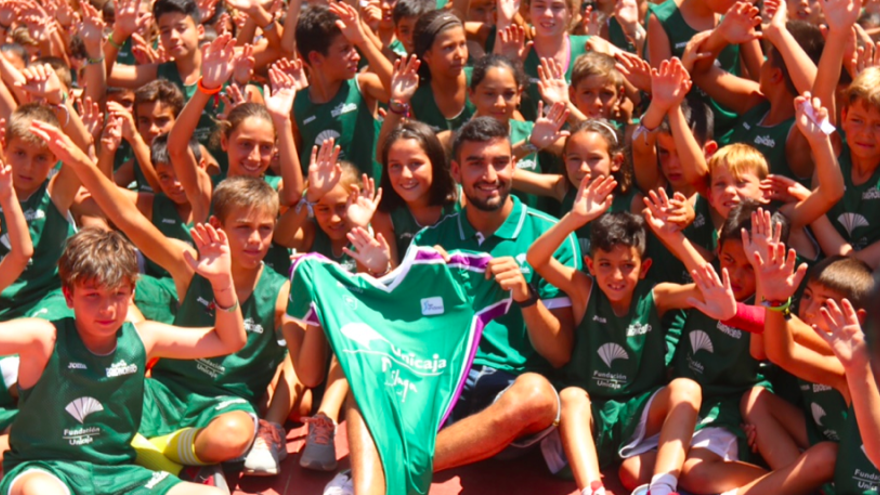 Jaime, con los niños del campus Fundación Unicaja.