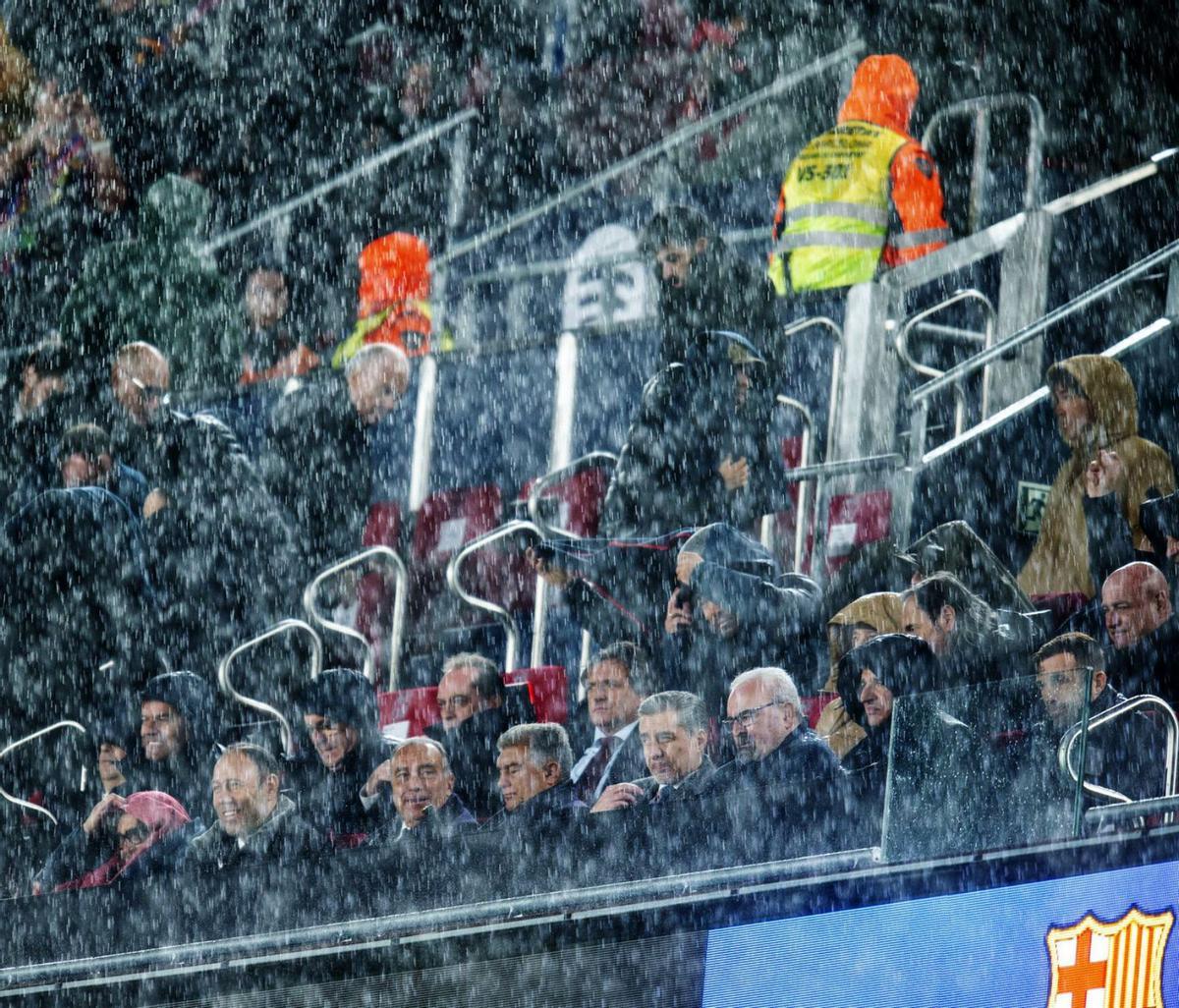 El Barça repartirà impermeables a la llotja del Camp Nou