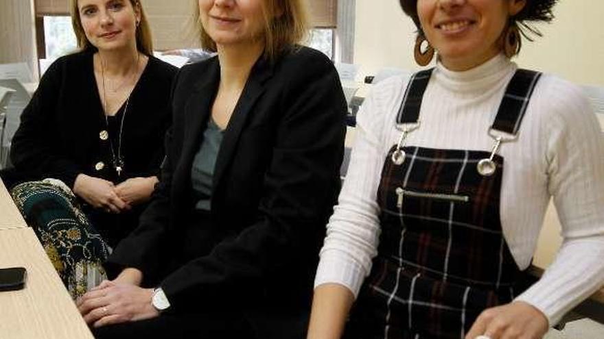 Por la izquierda, Özge Öner, María Abreu y Yolanda Pena, ayer, en la Facultad de Economía y Empresa de Oviedo.