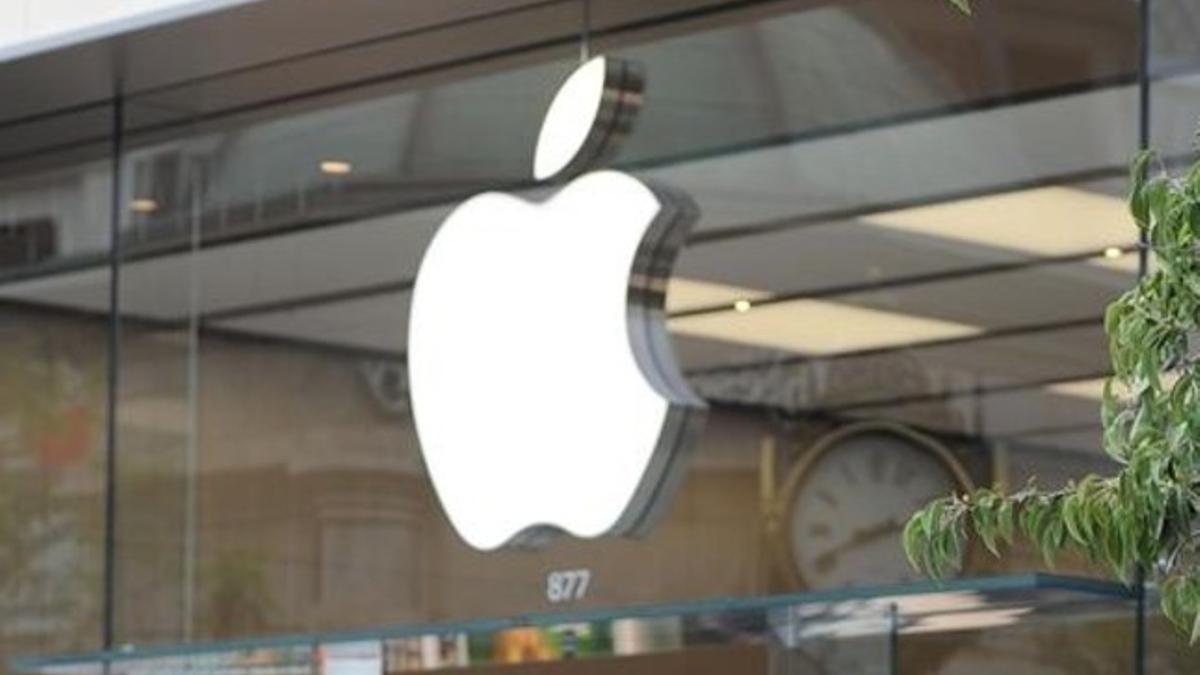 Logotipo de Apple en una tienda de la compañía en California.