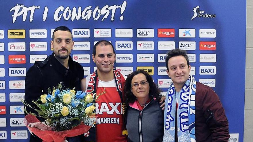 Representants de la Grada d&#039;Animació lliurant un ram de flors a Salva Arco per a la família de l&#039;aficionada gallega