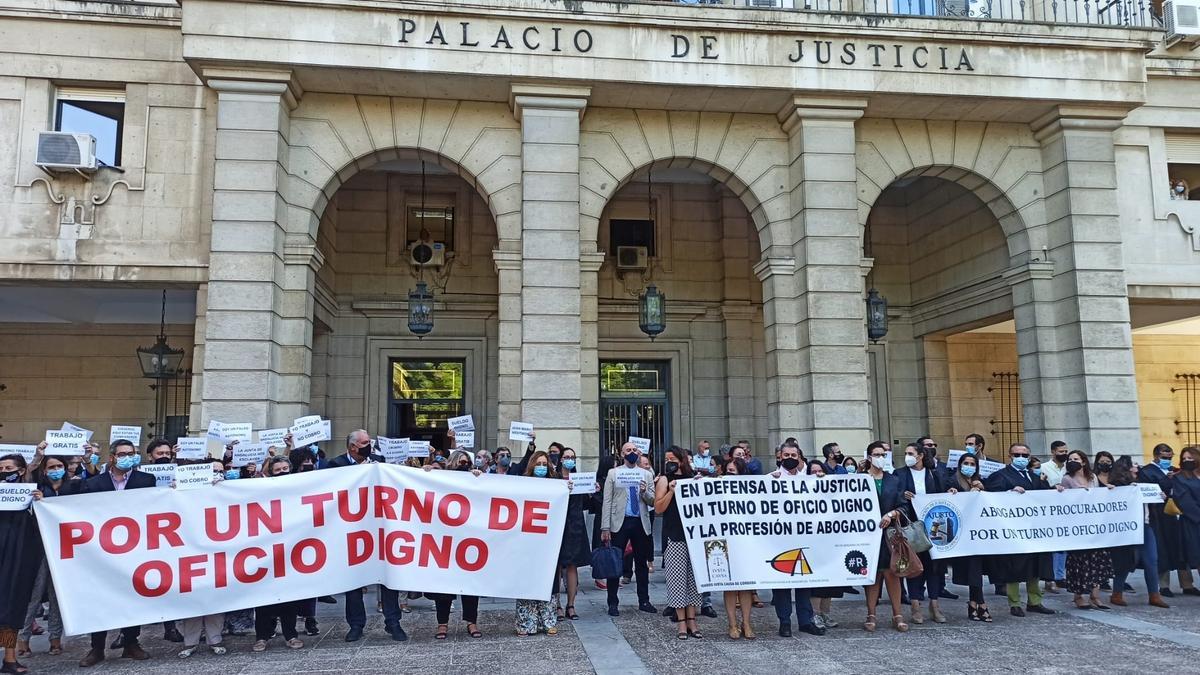 Protesta de los abogados de oficio en la Audiencia de Sevilla