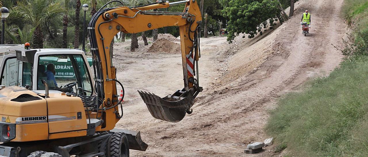 Máquinas trabajando en las obras de la ladera, a la altura del mercado provisional, donde están creando un nuevo acceso. | ANTONIO AMORÓS