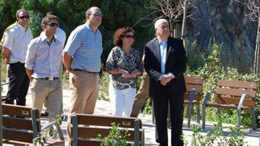 La alcaldesa, Antonia Morera, y el consejero de Turismo, Luciano Alonso, recorrieron los jardines.