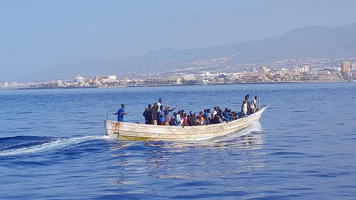 Un cayuco en el que viajaban 43 migrantes, 11 de ellos menores, ha llegado hoy sábado al puerto de Los Cristianos, en Tenerife, procedente de Senegal