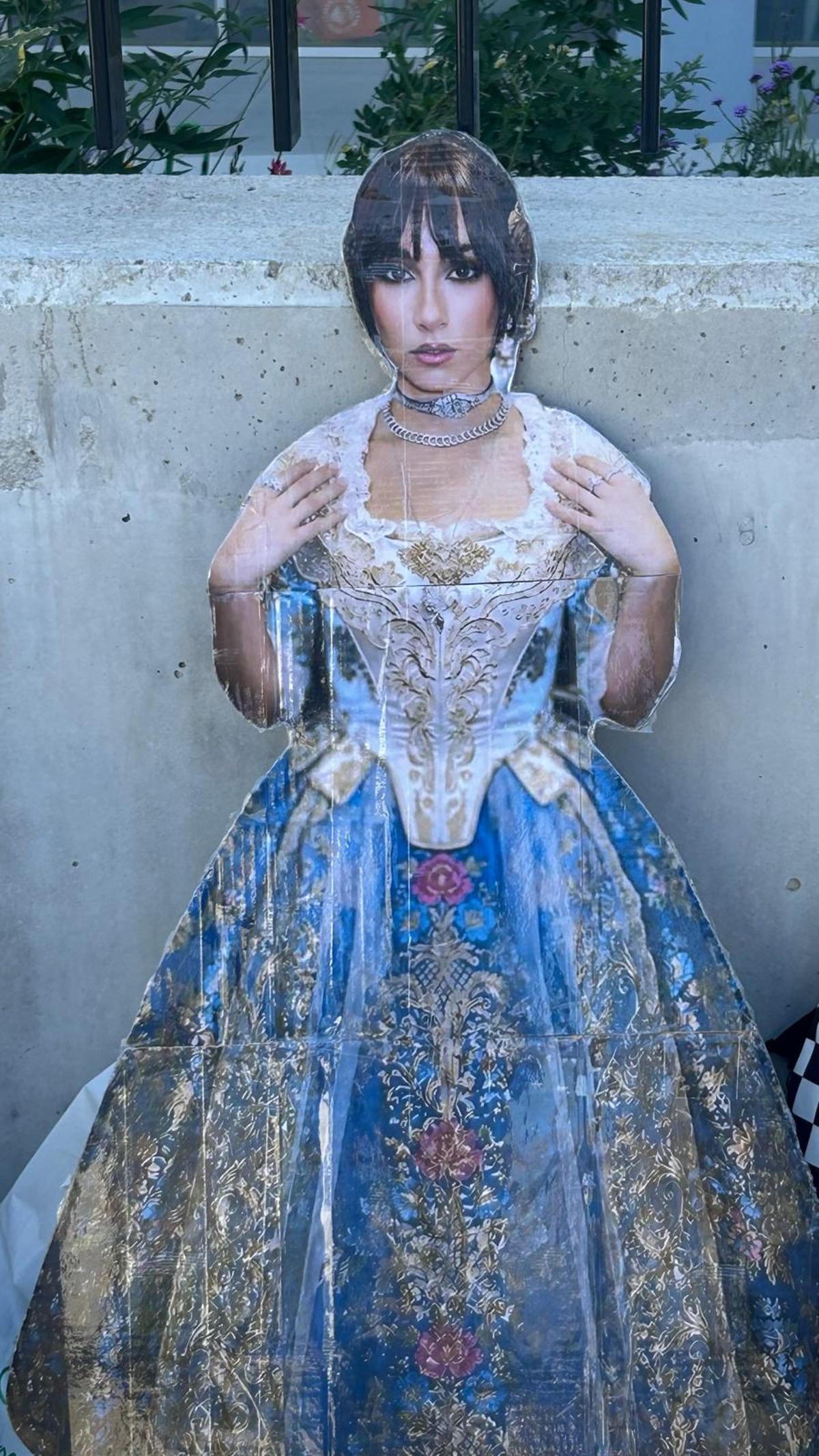 Aitana vestida de fallera en los exteriores del Roig Arena