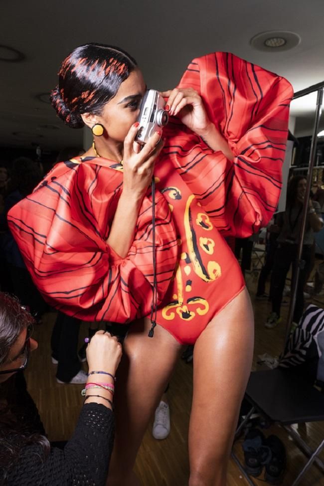 Body en el 'backstage' de Moschino, colección primavera-verano 2020