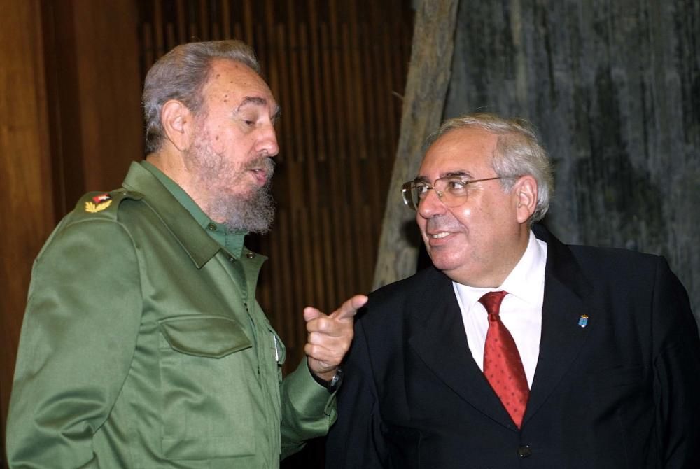 3.NOV.2001. LA HABANA. CUBA. FIDEL CASTRO Y VICENTE ALVAREZ ARECES DURANTE SU ENCUENTRO EN EL PALACIO DE LA REVOLUCION.