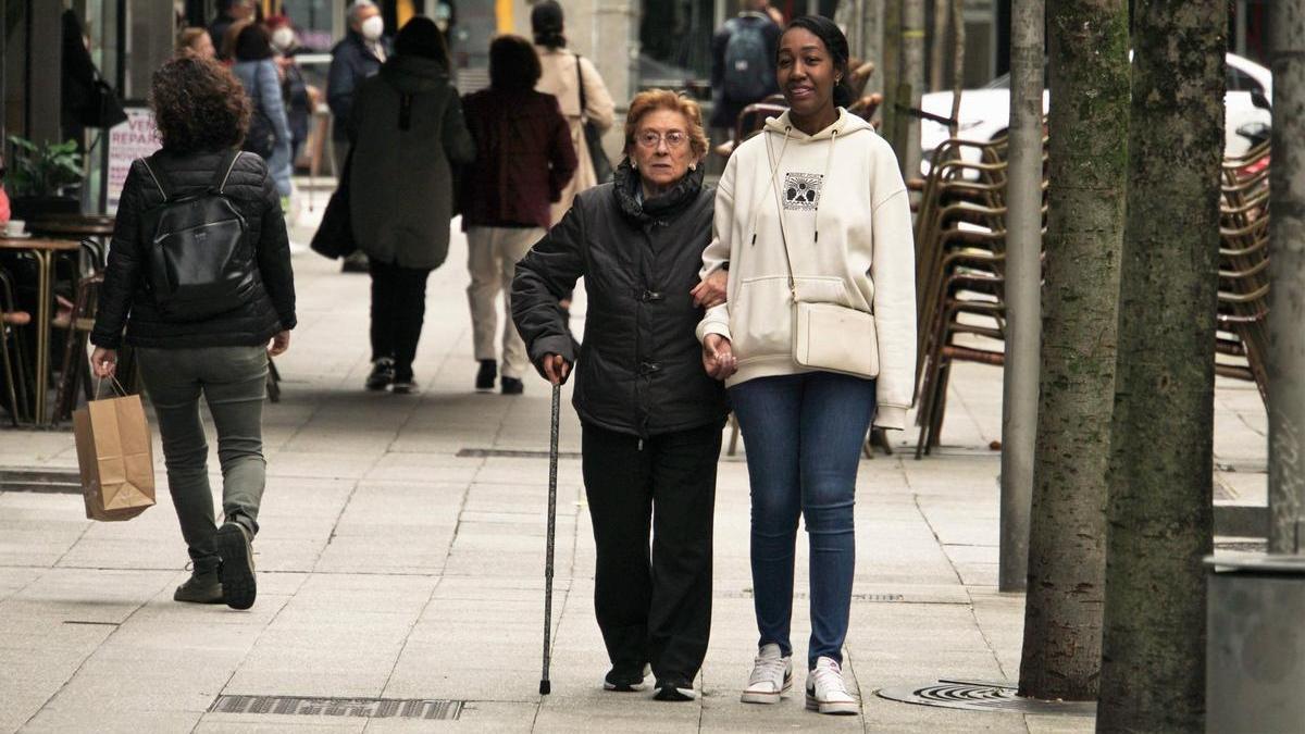 Una señora es ayudada mientras da un paseo por el centro de Santiago
