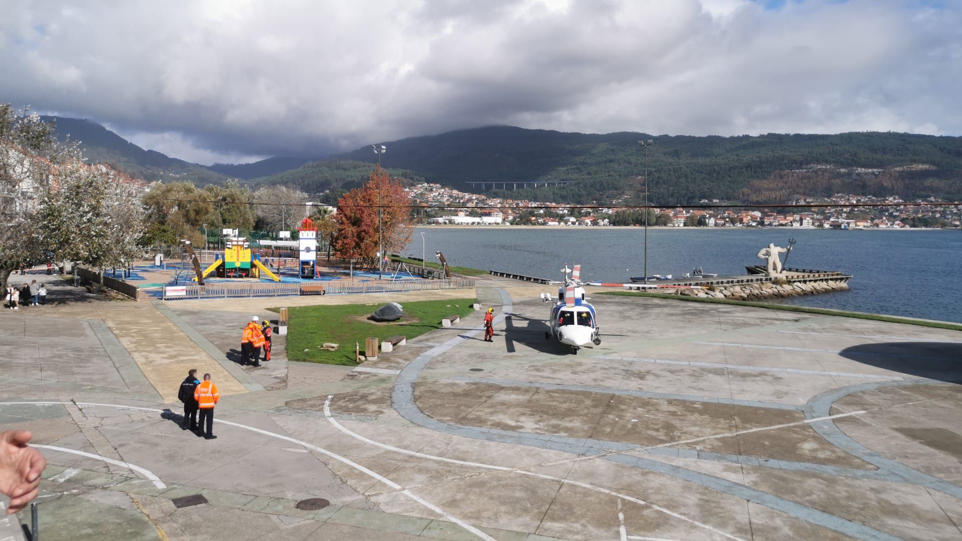 Escenas del simulacro de rescate frente a Moaña.