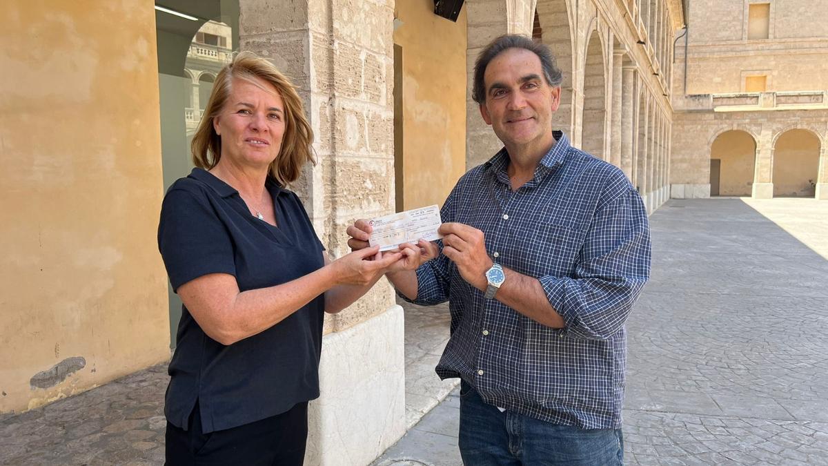 Heimke Mansfeld recibe el cheque de Guillem Vicens, este lunes en la Misericòrdia de Palma.