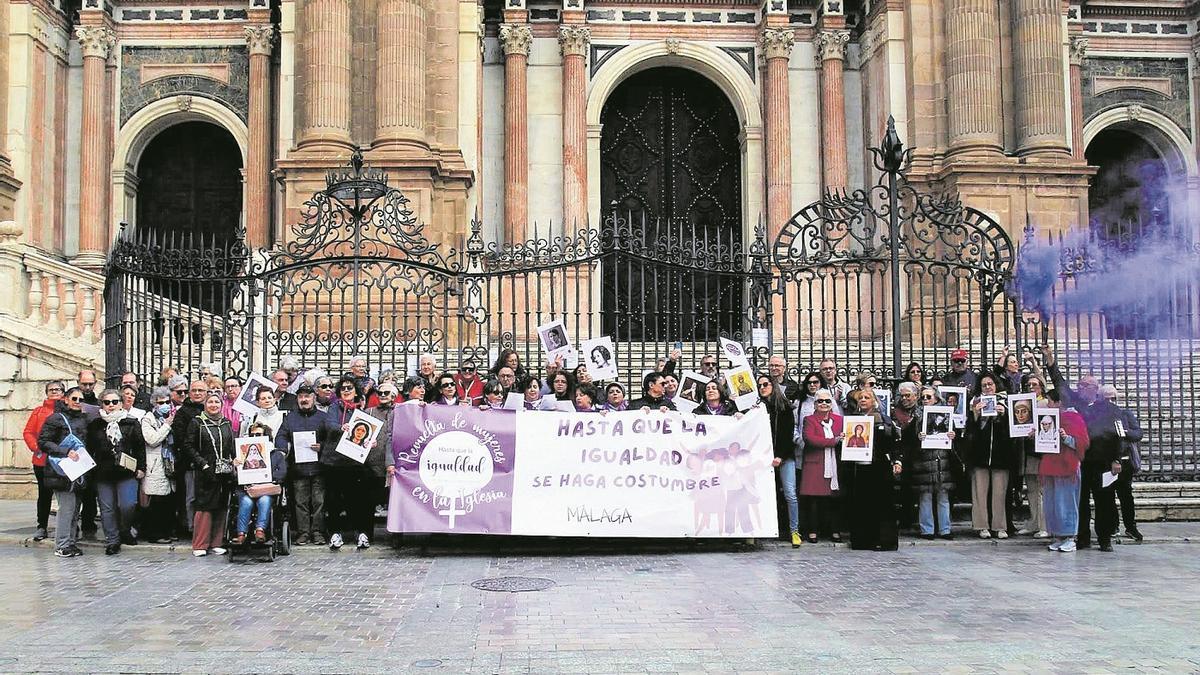Concentración de la ‘Revuelta de mujeres en la Iglesia de Málaga’ delante de la Catedral, en 2024.