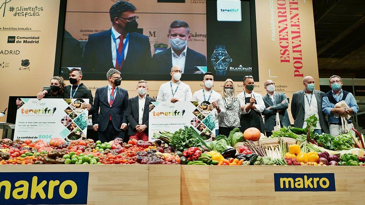 Foto de grupo de los representantes de la delegación tinerfeña en Madrid Fusión junto a los dos ganadores del I Concurso de Mojos.