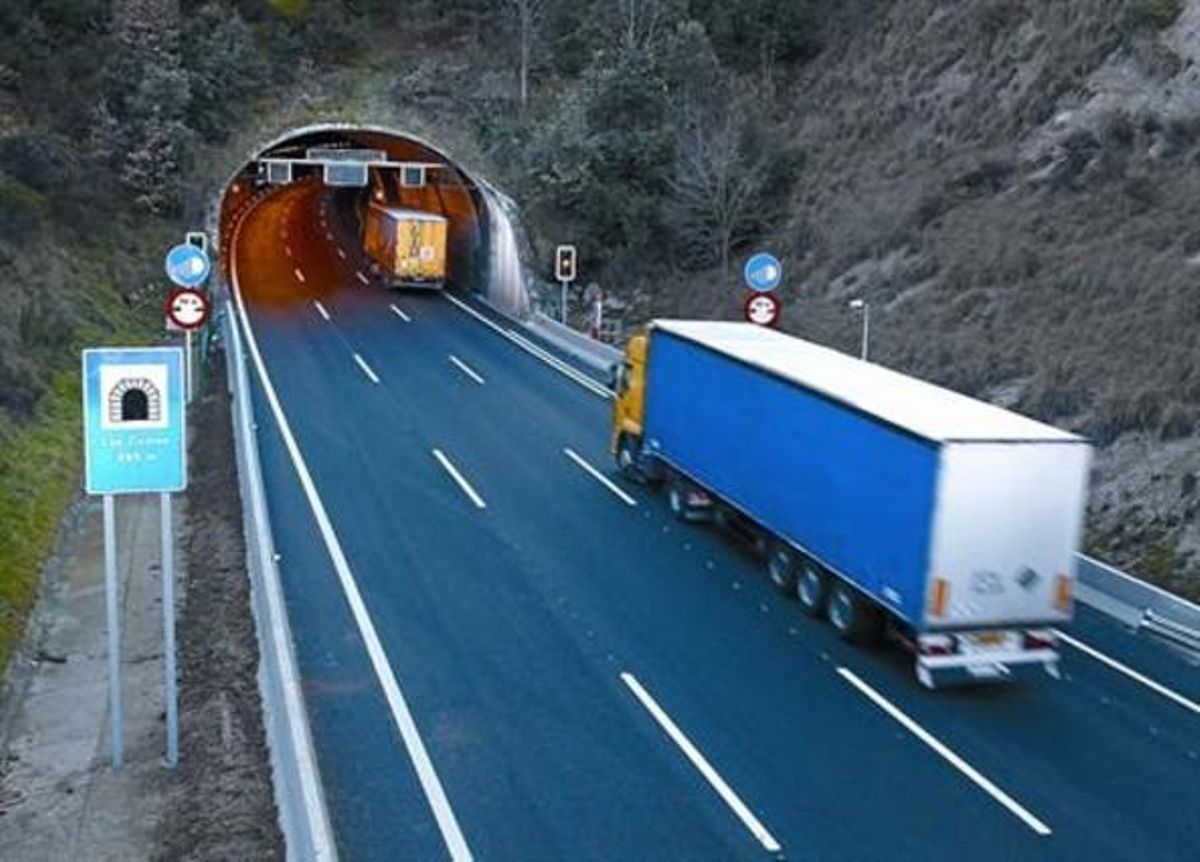 Camions a l’Eix Transversal (C-25) després d’haver estat desdoblat, al gener. Camions a l’Eix Transversal (C-25) després d’haver estat desdoblat, al gener.