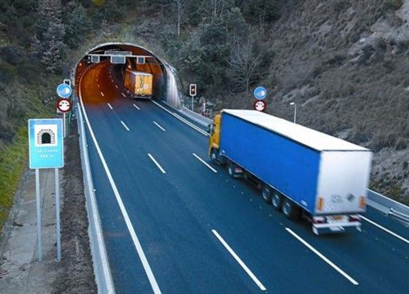 Camiones en el Eix Transversal (C-25) tras su desdoblamiento, el pasado enero.