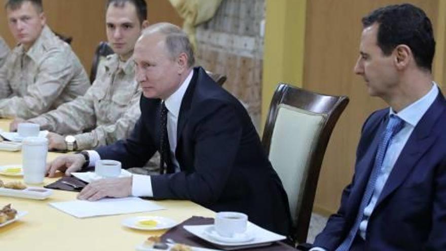 Putin anuncia la retirada de les tropes russes de Síria en una visita sorpresa