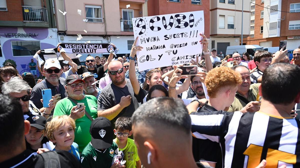 La afición albinegra despidiendo al autobús de su equipo.