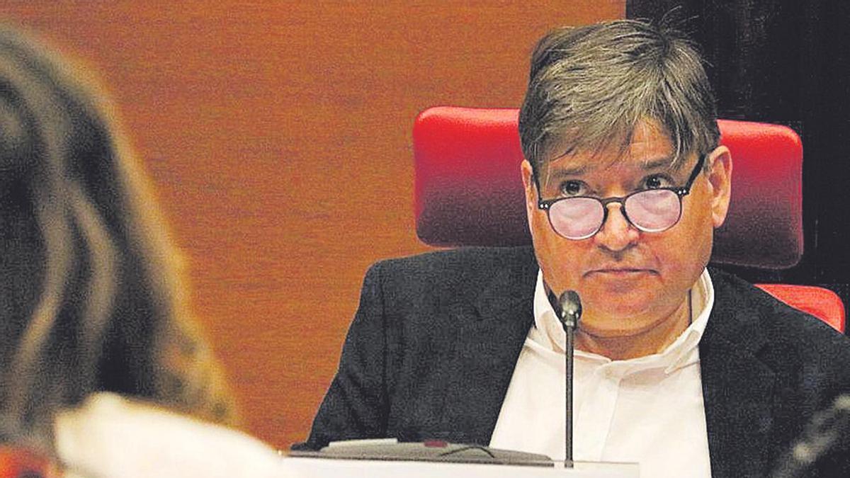 El director de TV3, Sigfrid Gras, en la comisión de la CCMA en el Parlament de Catalunya