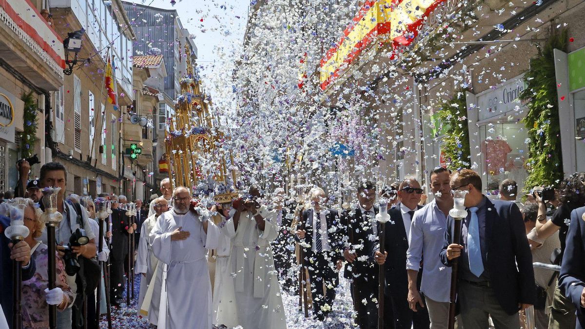 Un momento de la procesión del Corpus en Ponteareas con lluvia de pétalos incluida