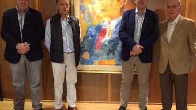 David de Santiago, vicepresidente del Centro; José Luis Casas, presidente de la Federación Internacional de Centros Asturianos; Vega y Andrés Menéndez, presidente adjunto del Centro.