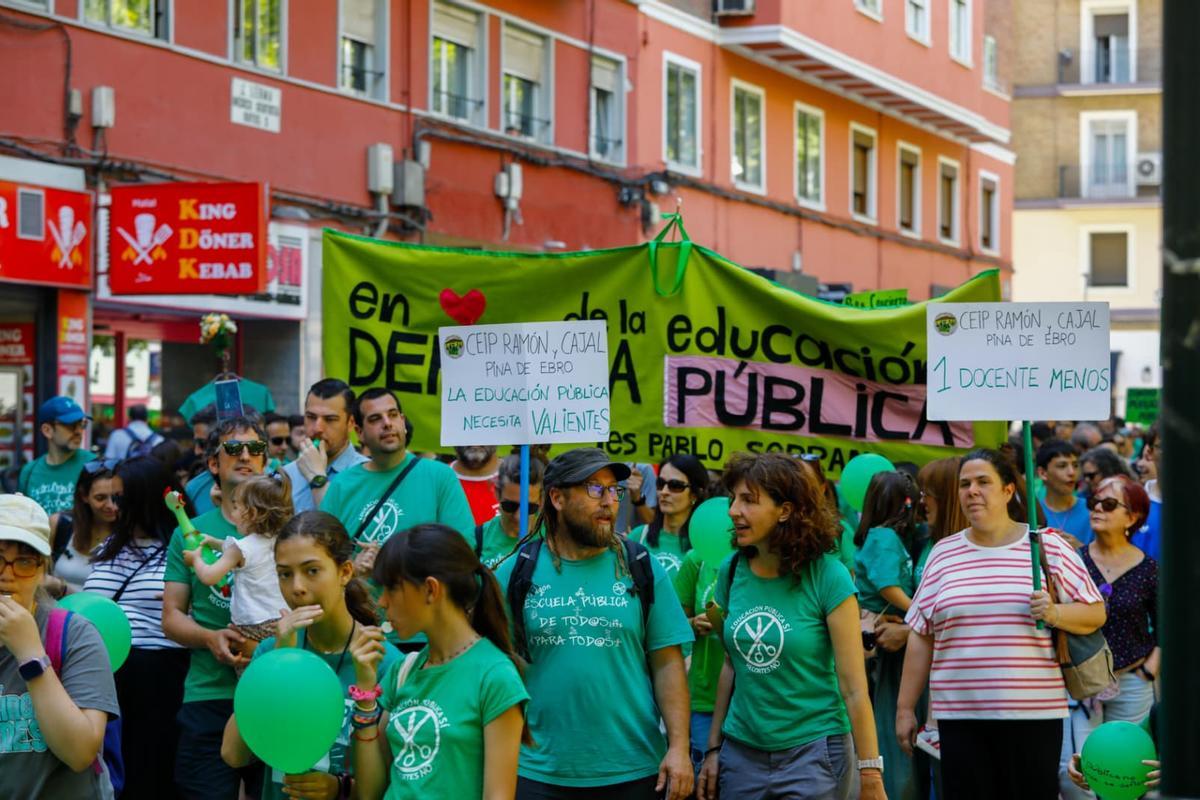 Los estudiantes se manifiestan en el segundo día de huegla por la educación pública.