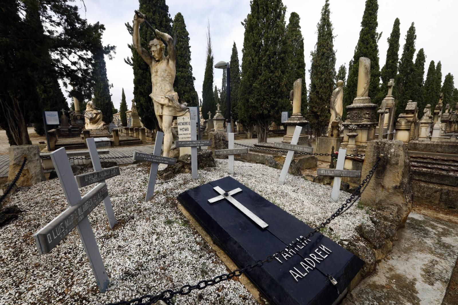 En imágenes | El cementerio de Zaragoza, un museo al aire libre que se engalana para el Día de Todos los Santos