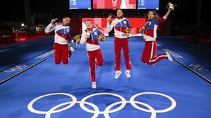 El equipo del Comité Olímpico Ruso celebra la victoria en la prueba de florete por equipos de esgrima.