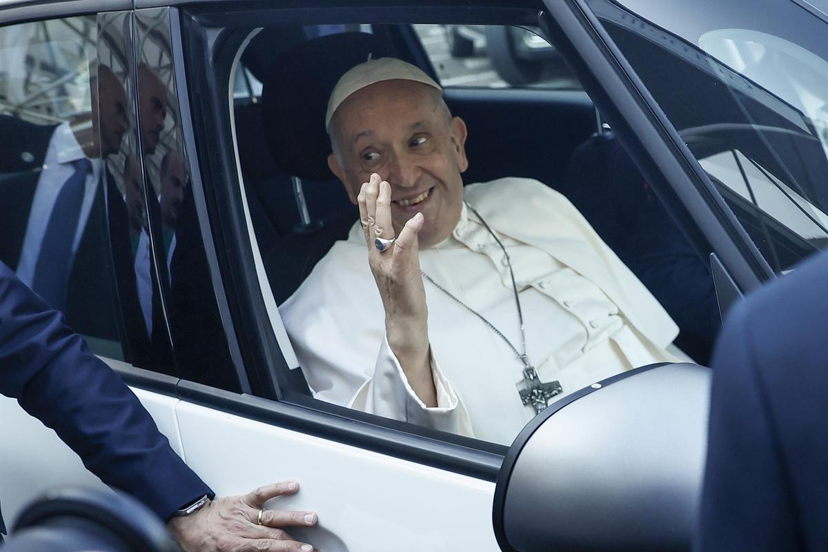 El Papa sale del hospital tras ser operado de una hernia abdominal