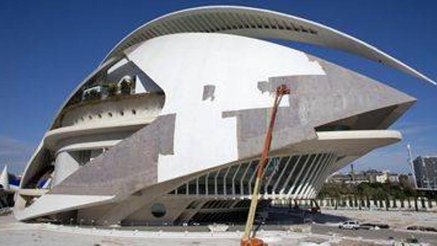 Los colocadores dicen que el azulejo se cae del Palau de Calatrava por un mal acabado