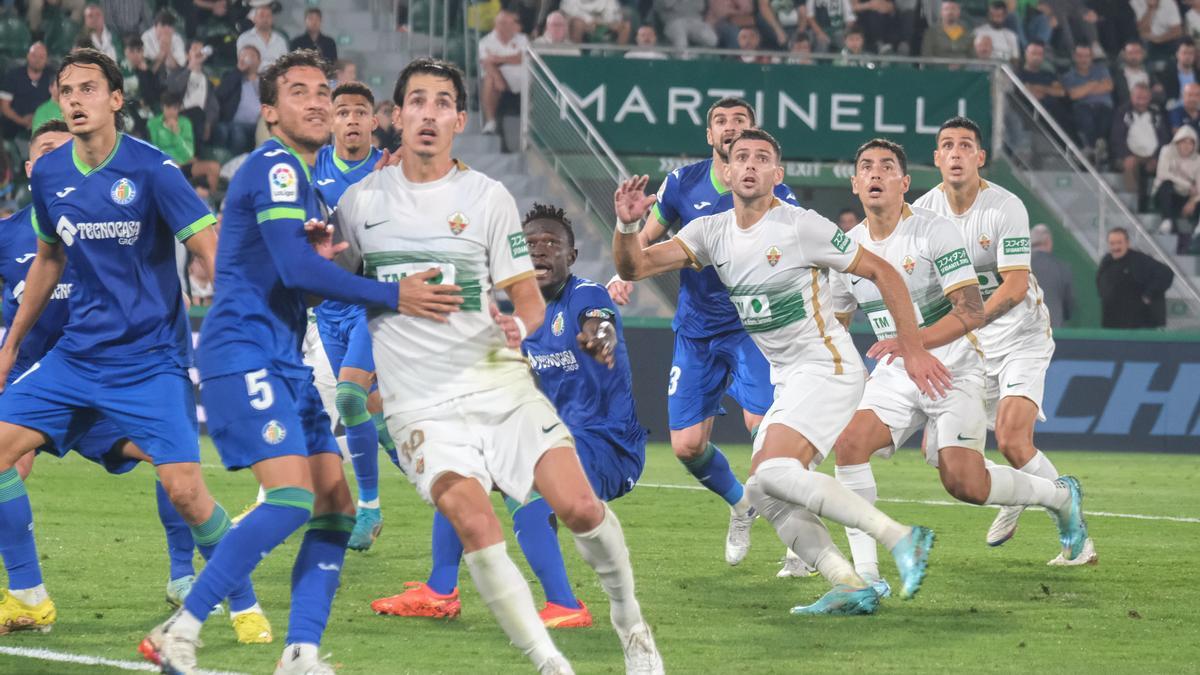 Pere Pilla lucha por la posición con un jugador del Getafe